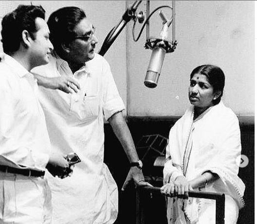 Lata Mangeshkar Recording Song Live in a music Studio